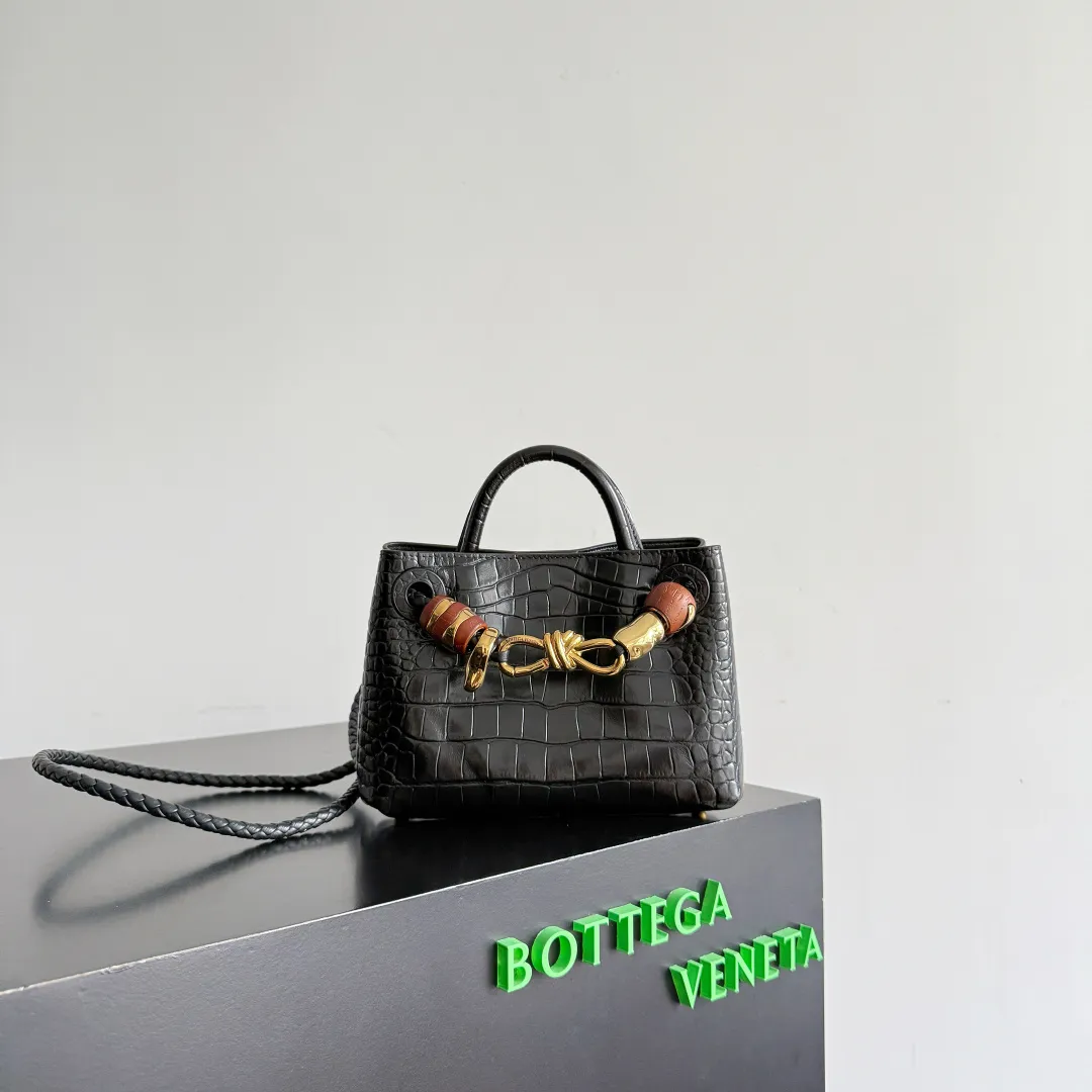 Batch 2880 BOTTEGA VENETA crocodile leather mini andiamo is paired with a four-piece oak hardware set, making the entire bag more layered. As a classic model of the BV family, each innovation brings different surprises to fans. There are three ways to carry it with different makeup. Crocodile skin is called the gold in leather and is famous for its top luxury and rarity. During use, the luster of the crocodile skin will not fade or fade with time. No matter how long it is used, it will still remain new. And because each crocodile skin is different, the effect of each crocodile leather bag is different. Style number: 777614+wood hardware Size: 22*15.5*9cm